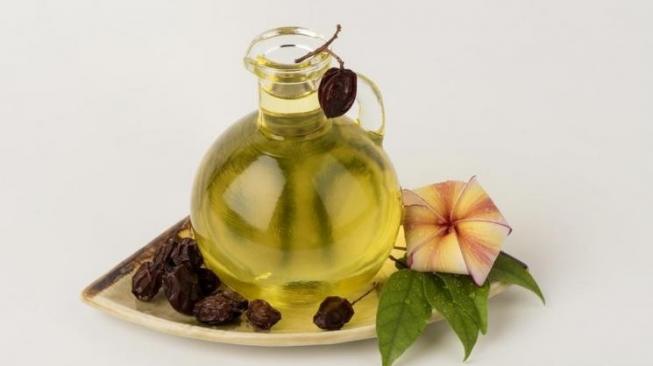 Neem oil, salah satu jenis face oil yang bermanfaat bagi perawatan kecantikan. (Shutterstock)