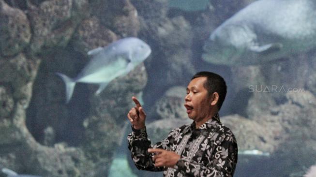 Sejumlah anggota Komunitas Advokasi Difabel Indonesia (KADI) bersama keluarga saat mengikuti wisata di wahana SeaWorld Ancol, Jakarta Utara, Selasa (1/1). [Suara.com/Fakhri Hermansyah]