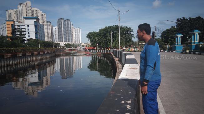 Warga Buang Sampah di Kali Item, Petugas Sulit Bersihkan Saat Ada Waring