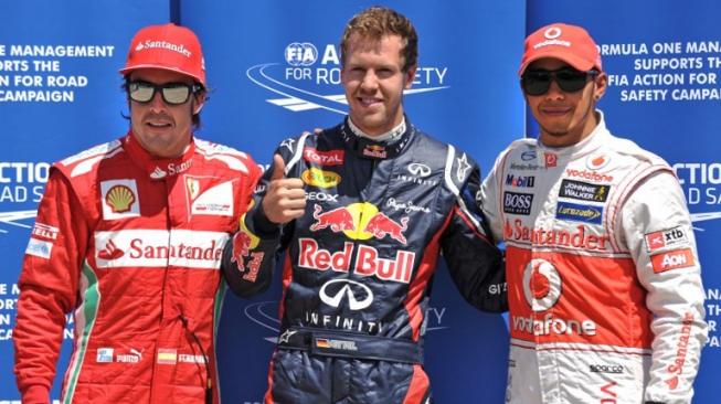 Fernando Alonso (kiri) saat masih memperkuat Ferrari, bersama dua rivalnya yang kala itu masih membela tim Red Bull dan McLaren, Sebastian Vettel (tengah) dan Lewis Hamilton. [AFP/Stan Honda]