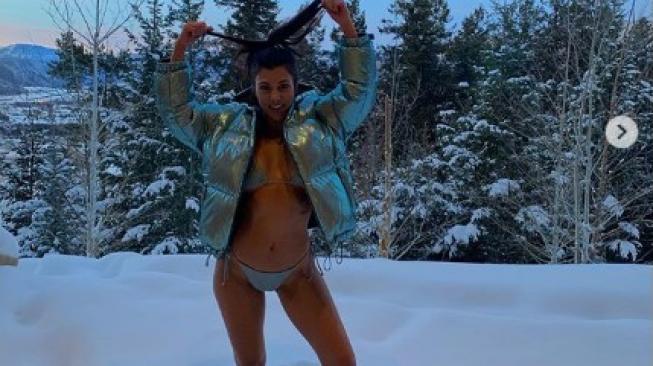 Kourtney Kardashian pakai bikini di tengah salju. (Instagram/@kourtneykardash)