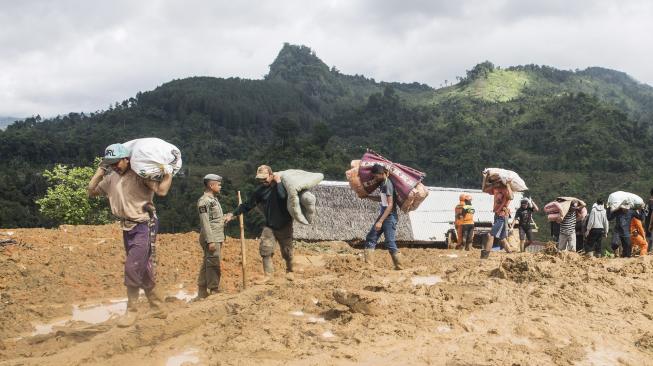 Pencarian Korban Longsor Sukabumi Terkendala Cuaca