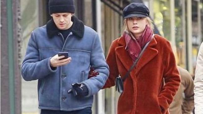 Tas Ini Bikin Taylor Swift Bebas Gandeng Pacar Sepanjang Jalan