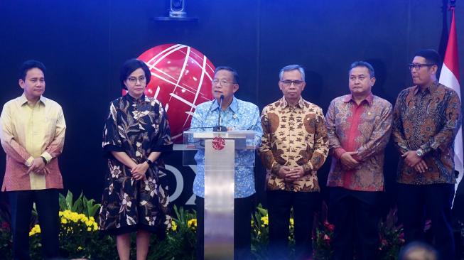 Menteri Koordinator Bidang Perekonomian Darmin Nasution (ketiga kiri) didampingi Menteri Keuangan Sri Mulyani (kedua kiri), Deputi Gubernur Senior Bank Indonesia (BI) Mirza Adityaswara (kiri), Direktur Utama Bursa Efek Indonesia Inarno Djajadi (kanan), Ketua Otoritas Jasa Keuangan (OJK) Wimboh Santoso (ketiga kanan) dan Kepala Eksekutif Pengawas Pasar Modal OJK, Hoesen memberikan sambutan saat pembukaan perdagangan 2019 di Bursa Efek Indonesia, Jakarta, Rabu (2/1). [ANTARA FOTO/Akbar Nugroho Gumay]