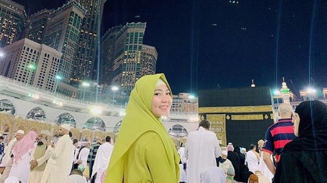 Via Vallen saat umrah. (Instagram)