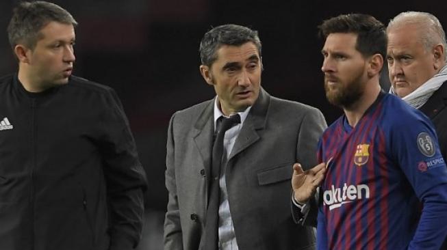 Pelatih Barcelona Ernesto Valverde memberikan arahan kepada Lionel Messi saat menghadapi Tottenham Hotspur di fase Grup Liga Champions yang berlangsung di Camp Nou 11 Desember 2018 [AFP]