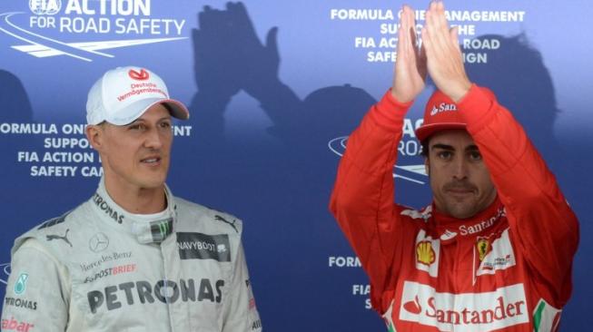 Juara dunia Formula 1 (F1) dua kali, Fernando Alonso (kanan), bersama juara dunia F1 tujuh kali, Michael Schumacher. [AFP/Dimitar Dilkoff]