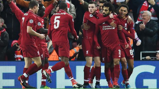 Bintang Liverpool, Mohamed Salah (kedua kanan), saat merayakan gol bersama rekan setimnya dalam laga Liga Champions melawan Napoli di Stadion Anfield, Desember 2018 lalu. [Paul ELLIS / AFP]