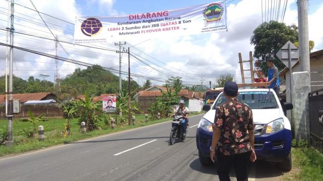 Cegah Kecelakaan Maut, Truk Sumbu Ganda Dilarang Lewat Flyover Kretek