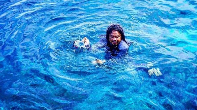 Is Pusakata asyik berenang di sebuah pantai di Sulawesi Tengah. (Instagram)