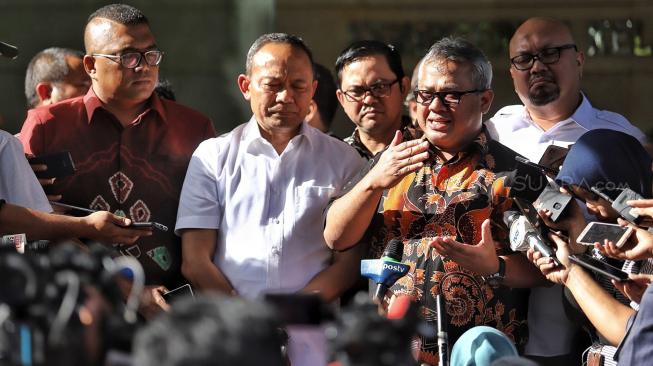 Ketua KPU Arief Budiman bersama dengan Kabareskrim Komjen Pol Arief Sulistyanto, Anggota Bawaslu RI Fritz Edward Siregar dan Komosioner KPU saat mendatangi Bareskrim Polri, Gedung KKP, Jakarta, Kamis (3/1). [Suara.com/Muhaimin A Untung]