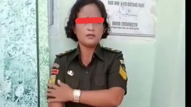 Emak-emak Ngaku Anggota TNI, Mau Ambil Surat Mandat Jadi Presiden