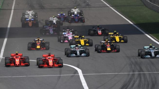 Pebalap Ferrari, Sebastian Vettel, memimpin balapan selepas start di F1 GP Cina di Sirkuit Shanghai, Minggu (15/4/2018). [AFP/Greg Baker]