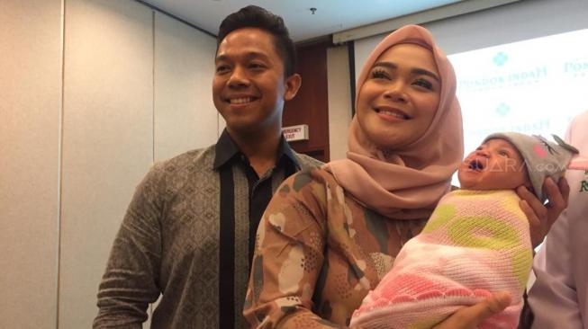 Sheza Idris bersama suami Surya Ibrahim memperkenalkan anak pertama mereka, Adreena Aisyah kepada wartawan. (Sumarni/Suara.com)