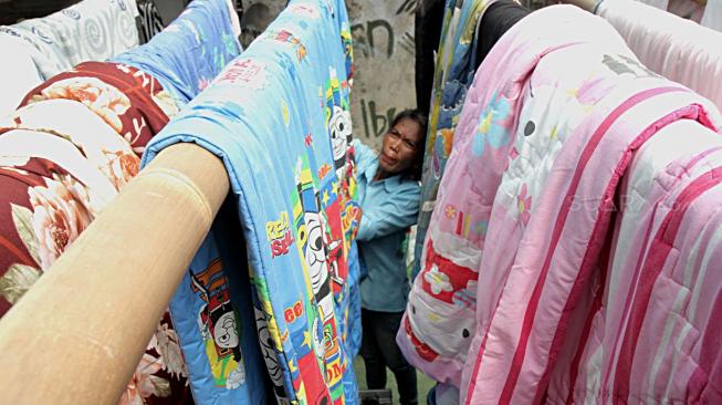 Suasana jasa pencucian pakaian atau "laundry" di Buaran, Jakarta Timur, Kamis (3/1). [Suara.com/Fakhri Hermansyah]