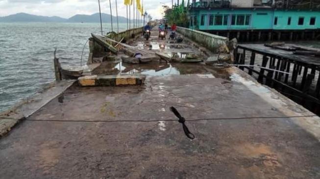 Gelombang 4 Meter Terjang Kepulauan Anambas, Pagar Jembatan Ambruk