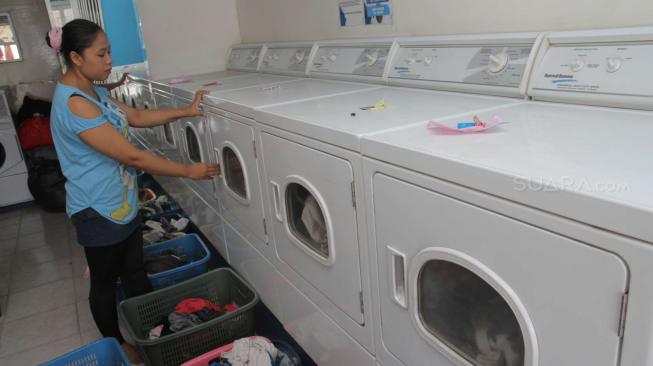 Suasana jasa pencucian pakaian atau "laundry" di Buaran, Jakarta Timur, Kamis (3/1). [Suara.com/Fakhri Hermansyah]