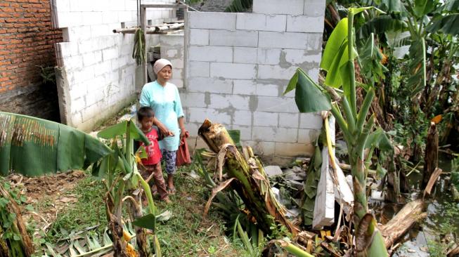 Suasana rumah kontrakan yang ambles di Rawa Panjang, Bekasi, Jawa Barat, Kamis (3/1). [Suara.com/Fakhri Hermansyah]