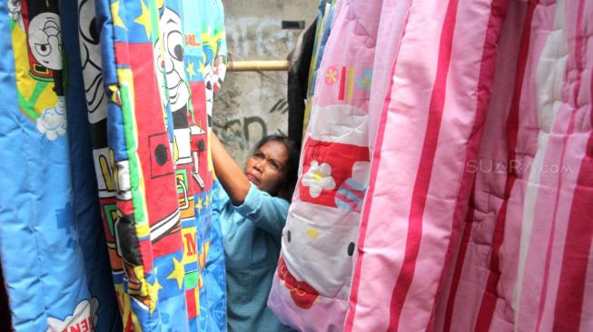 Suasana jasa pencucian pakaian atau "laundry" di Buaran, Jakarta Timur, Kamis (3/1). [Suara.com/Fakhri Hermansyah]