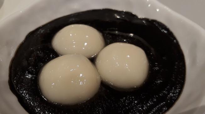 Bubur Wijen Hitam, kudapan khas Hong Kong yang manis dengan citarasa oriental. (Suara.com/Risna Halidi)