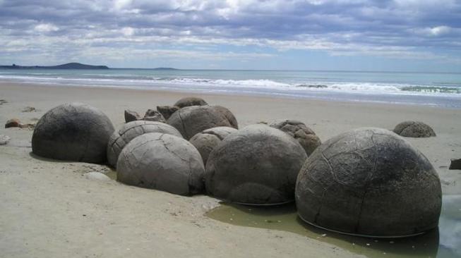 Mengintip "Telur Godzilla" di Pantai Koekohe Selandia Baru