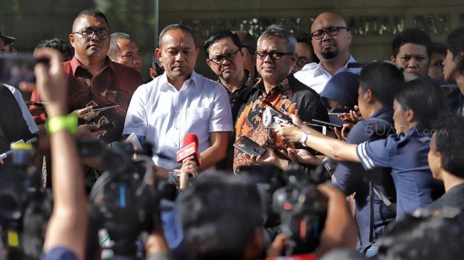 Ketua KPU Arief Budiman bersama dengan Kabareskrim Komjen Pol Arief Sulistyanto, Anggota Bawaslu RI Fritz Edward Siregar dan Komosioner KPU saat mendatangi Bareskrim Polri, Gedung KKP, Jakarta, Kamis (3/1). [Suara.com/Muhaimin A Untung]