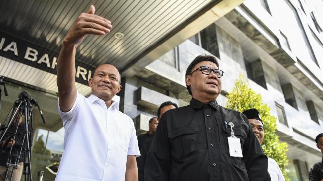 Menteri Dalam Negeri Tjahjo Kumolo (kanan) bersama Kabareskrim Komjen Pol Arief Sulistyanto (kiri) memberikan keterangan kepada wartawan saat mendatangi Bareskrim Polri, Gedung KKP, Jakarta, Kamis (3/1).[ANTARA FOTO/Hafidz Mubarak]