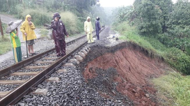 Awas Ada 67 Titik Rawan Longsor dan Banjir di Jalur KRL Bogor - Sukabumi