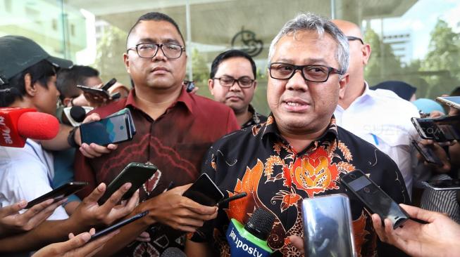 Ketua KPU Arief Budiman bersama dengan Kabareskrim Komjen Pol Arief Sulistyanto, Anggota Bawaslu RI Fritz Edward Siregar dan Komosioner KPU saat mendatangi Bareskrim Polri, Gedung KKP, Jakarta, Kamis (3/1). [Suara.com/Muhaimin A Untung]