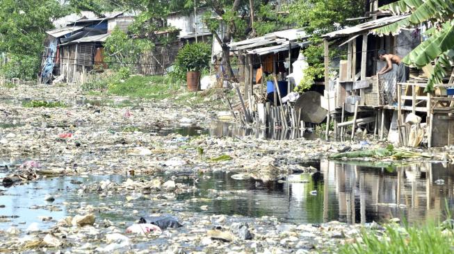 Suasana Kali Pisang Batu yang dipenuhi sampah di desa Pahlawan Setia, Bekasi, Jawa Barat, Jumat (4/1).   [Suara.com/Fakhri Hermansyah]