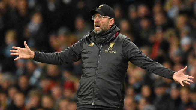 Ekspresi pelatih Liverpool, Jurgen Klopp usai timnya dikalahkan oleh Manchester City di Etihad Stadium, Manchester Inggris, Jumat (4/1). [Oli SCARFF / AFP]