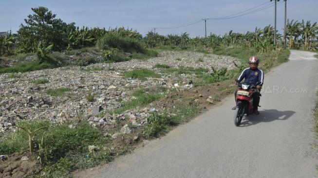 Suasana Kali Pisang Batu yang dipenuhi sampah di desa Pahlawan Setia, Bekasi, Jawa Barat, Jumat (4/1).   [Suara.com/Fakhri Hermansyah]