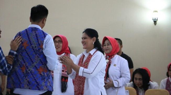 Iriana Jokowi jadi duta anti narkoba di depan siswa Semarang, Jumat (4/1/2019). (Suara.com/Adam Iyasa)