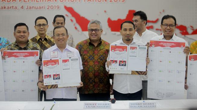 Ketua KPU Arief Budiman (tengah) berfoto bersama perwakilan pasangan calon presiden dan wakil presiden serta partai politik peserta Pemilu usai penandatanganan Validasi dan Persetujuan Surat Suara Anggota DPR, Presiden dan Wakil Presiden di kantor Pusat KPU, Jakarta, Jumat (4/1).  [ANTARA FOTO/Muhammad Adimaja]