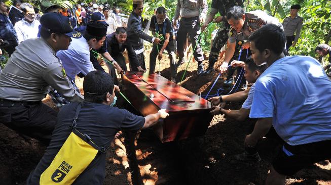 Warga mengusung keranda jenazah saat acara Pemakaman Korban Tsunami tak teridentifikasi (tak dikenal) di TPU (Tempat Pemakaman Umum) Ninik-Aki di Cigadung, Pandeglang, Banten, Jumat (4/1). [ANTARA FOTO/Asep Fathulrahman]
