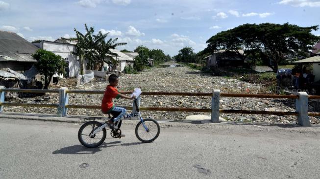 Suasana Kali Pisang Batu yang dipenuhi sampah di desa Pahlawan Setia, Bekasi, Jawa Barat, Jumat (4/1).   [Suara.com/Fakhri Hermansyah]