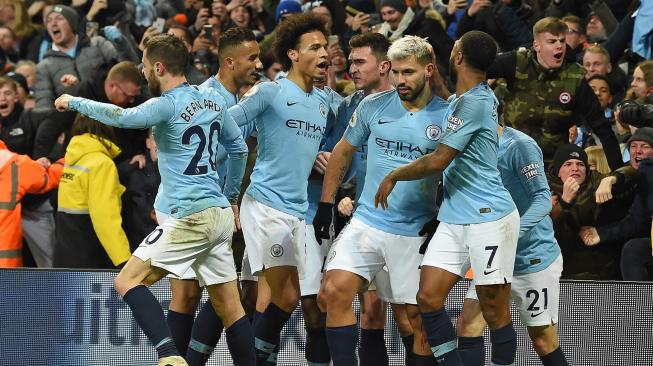 Striker Manchester City Sergio Aguero merayakan golnya dengan rekan satu tim setelah mencetak gol pembuka pada pertandingan sepak bola Liga Premier Inggris Manchester City melawan Liverpool di Etihad Stadium, Manchester, Inggris, Jumat (4/1).  [Paul ELLIS / AFP]