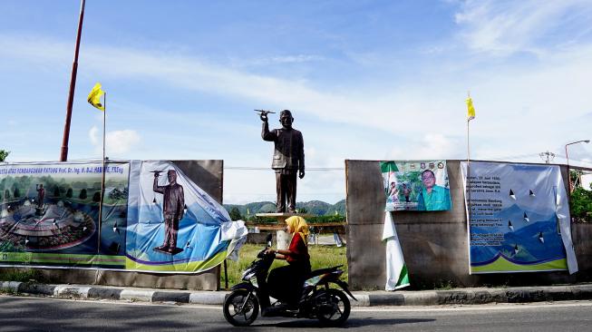 Tampilan patung Presiden Indonesia ketiga Bacharuddin Jusuf Habibie memegang pesawat yang masih dalam tahap pembangunan di Isimu, Kabupaten Gorontalo, Gorontalo, Kamis (3/1).  [ANTARA FOTO/Adiwinata Solihin]