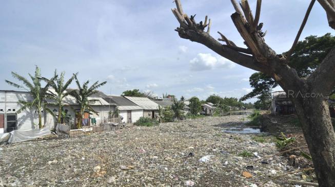 Suasana Kali Pisang Batu yang dipenuhi sampah di desa Pahlawan Setia, Bekasi, Jawa Barat, Jumat (4/1).   [Suara.com/Fakhri Hermansyah]