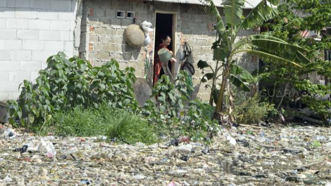 Suasana Kali Pisang Batu yang dipenuhi sampah di desa Pahlawan Setia, Bekasi, Jawa Barat, Jumat (4/1).   [Suara.com/Fakhri Hermansyah]