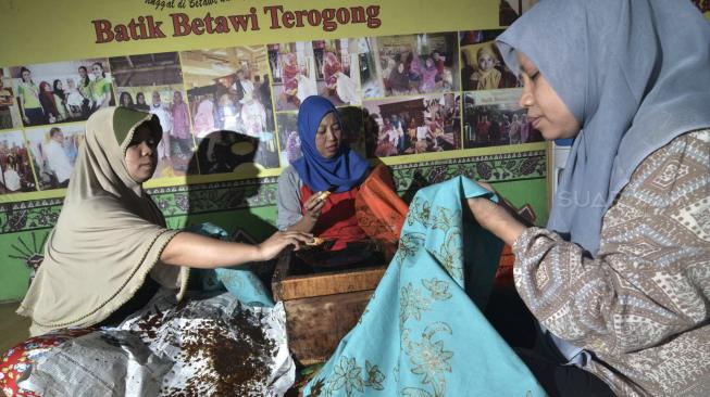 Sejumlah pengrajin menyelesaikan pembuatan kain batik khas Betawi di sentra industri rumahan di Cilandak, Jakarta Selatan, Sabtu (5/1). [Suara.com/Fakhri Hermansyah]