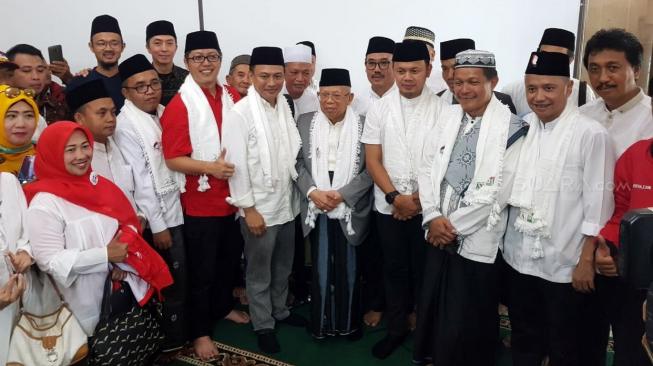 Cawapres KH Ma'ruf Amin bersama Wali Kota Bogor Bima Arya di Pesantren Al-Ghazaly, Kota Bogor, Sabtu (5/1/2019). [Suara.com/Rambiga]