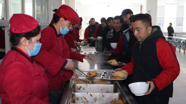 Para peserta didik kamp pendidikan vokasi etnis Uighur di Kota Kashgar, Daerah Otonomi Xinjiang, Cina, mengikuti kelas ilmu hukum, Jumat (3/1).  [ANTARA FOTO/M. Irfan Ilmie]