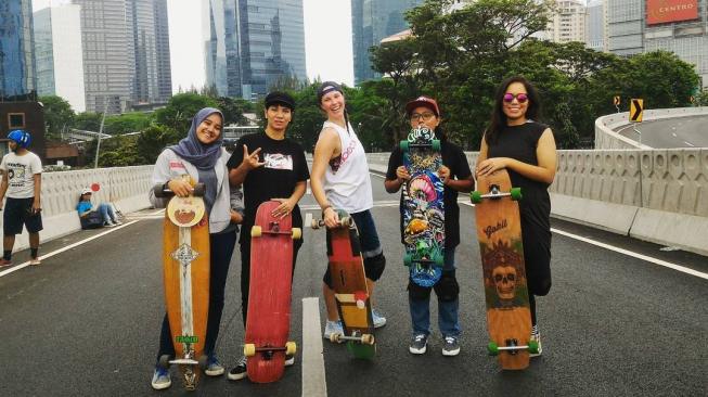 Longboard Girls Crew Indonesia, Wadah Perempuan Penakluk Jalanan