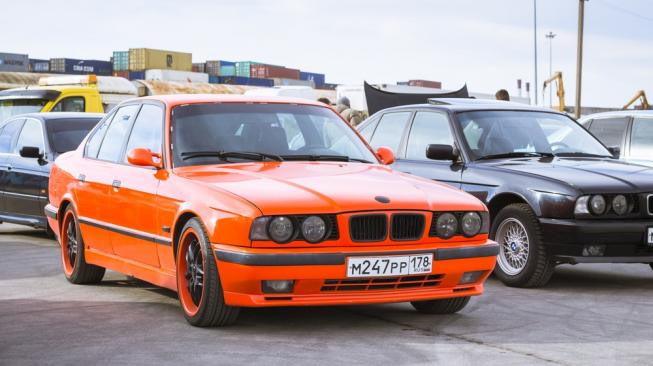 Kehilangan Jati Diri, BMW Seri 5 di Banten Cuma Jadi Tempat Duduk Anak-Anak