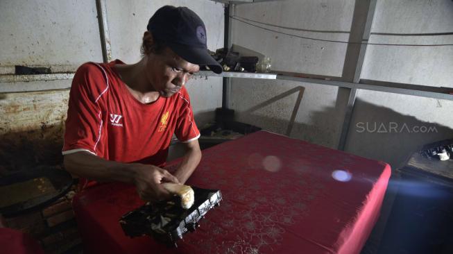 Sejumlah pengrajin menyelesaikan pembuatan kain batik khas Betawi di sentra industri rumahan di Cilandak, Jakarta Selatan, Sabtu (5/1). [Suara.com/Fakhri Hermansyah]