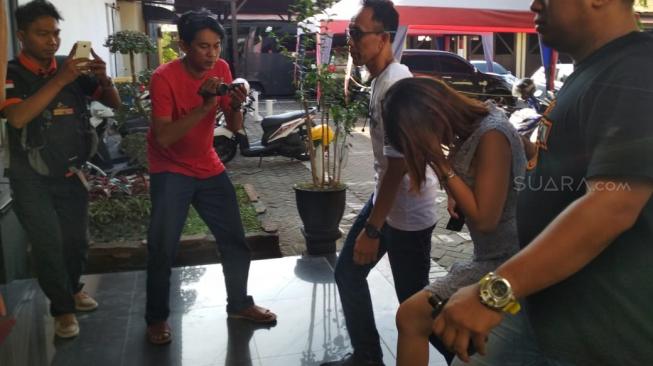 Artis ibu kota berinisial VA ditangkap aparat Subdit V Siber Ditreskrimsus Polda Jawa Timur di sebuah hotel, diduga terlibat kasus prostitusi online. [Suara.com/Achmad Ali]