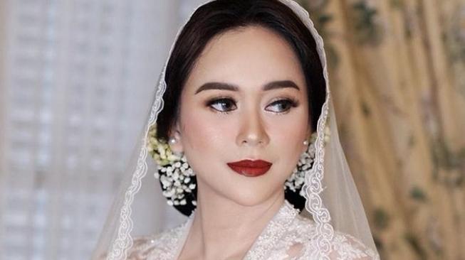 Aura Kasih cantik menjadi pengantin. (Instagram Aura Kasih)