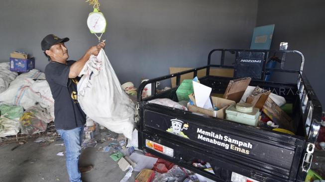 Suasana Bank Sampah The Gade Celan And Gold di Bekasi, Jawa Barat, Sabtu (5/1).  [Suara.com/Fakhri Hermansyah]