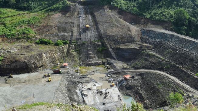 Pekerja melakukan aktivitas di lokasi proyek pembangunan Waduk Bendo di Desa Ngindeng, Sawoo, Ponorogo, Jawa Timur, Jumat (4/1). [ANTARA FOTO/Siswowidodo]